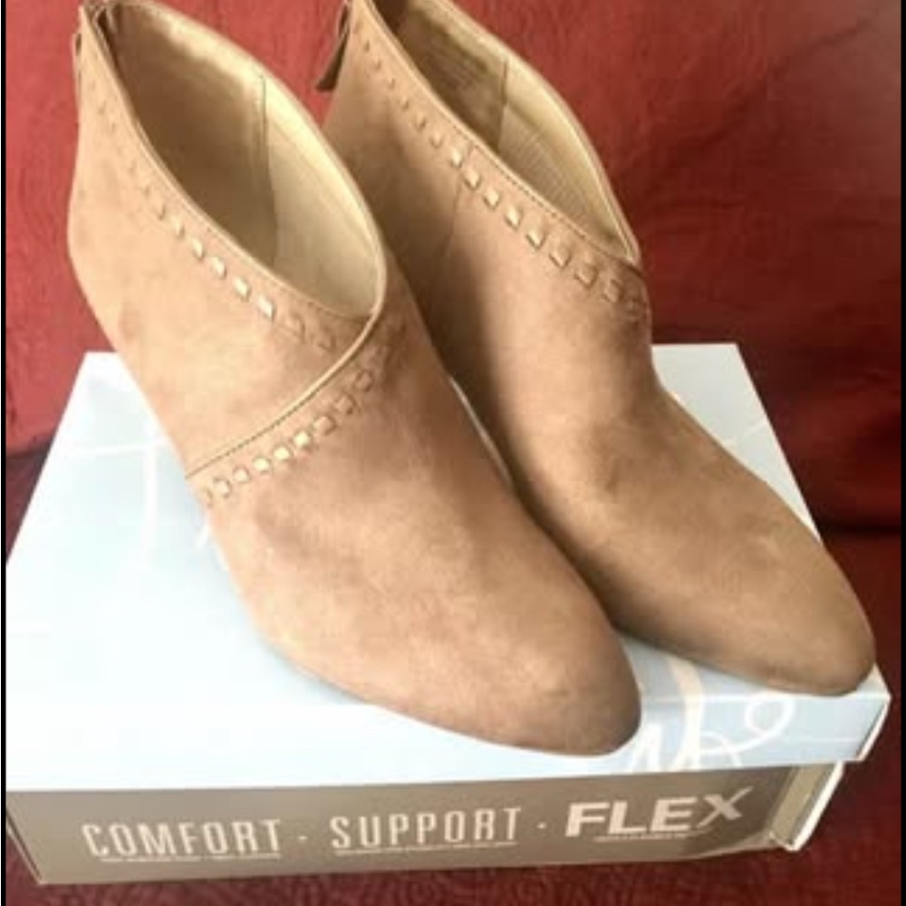 Life Stride Ankle boot 10 Wide faux suede zip new in box